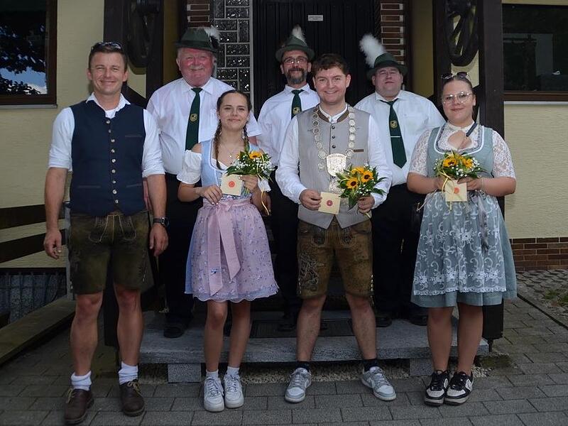 V. l. Stefan Heinlein,  Reinhold Heinlein, 1. Ritter Samira M&uuml;ller,  Leander Langguth, Jugendk&ouml;nig Luis Lang,  Thomas Hitzel, 2. Ritter Cheyreen M&uuml;ller.