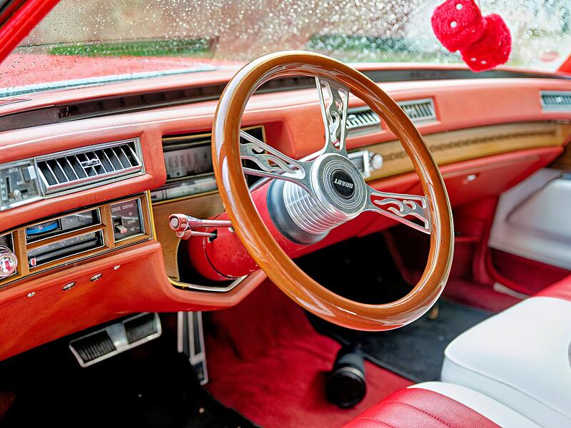 Blick in den Cadillac Eldorado. Als Sondermodell mit Frontantrieb und breiteren Achsen eine Rarität, die nur 1974 gebaut wurde.
