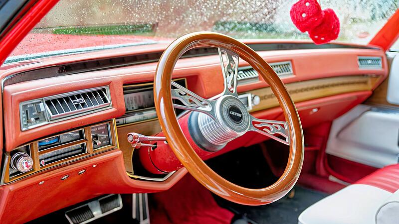 Blick in den Cadillac Eldorado. Als Sondermodell mit Frontantrieb und breiteren Achsen eine Rarit&auml;t, die nur 1974 gebaut wurde.
