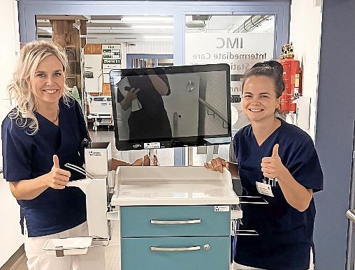 Kristin Koch (links) und Milena Schleicher freuen sich über die digitalen Visitenwagen.