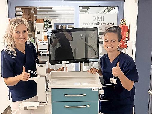 Kristin Koch (links) und Milena Schleicher freuen sich über die digitalen Visitenwagen.