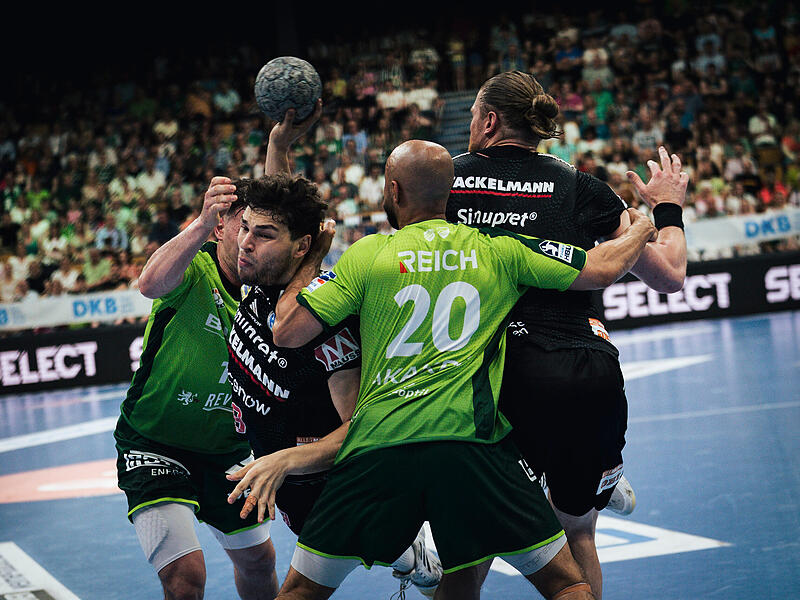 Der HC Erlangen um Tobias Buck m&uuml;hte sich in Wetzlar vergeblich ab, f&uuml;r den Klassenerhalt in der Bundesliga reichte es trotzdem.