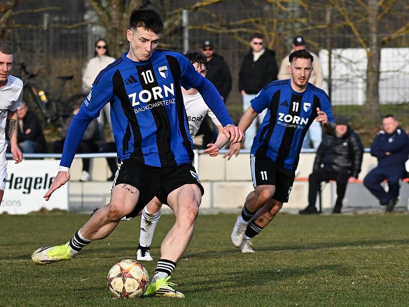 Der Forchheimer Christian Rzonsa traf vom Elfmeterpunkt zum zwischenzeitlichen 4:0 beim 6:0-Kantersieg gegen R&ouml;slau.Forchheim & Fr&auml;nkische Schweiz