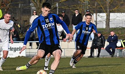 Der Forchheimer Christian Rzonsa traf vom Elfmeterpunkt zum zwischenzeitlichen 4:0 beim 6:0-Kantersieg gegen R&ouml;slau.Forchheim & Fr&auml;nkische Schweiz