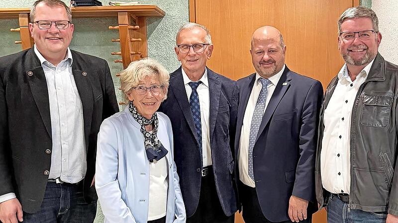 Zweiter Bürgermeister Jürgen Reinwald, Kreisvorstandsmitglied Christa Filpe, VdK-Ortsvorsitzender Martin Mattausch, Schirmherr MdL Holger Dremel und RSV-Vorsitzender Christian Hansel (v.l.).