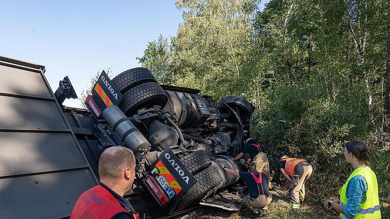 A73-Unfall bei Bamberg: Beladener Laster umgekippt - Fahrbahn gesperrt A73-Unfall bei Bamberg: Beladener Laster umgekippt - Fahrbahn gesperrt
