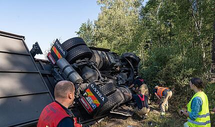 A73-Unfall bei Bamberg: Beladener Laster umgekippt - Fahrbahn gesperrt A73-Unfall bei Bamberg: Beladener Laster umgekippt - Fahrbahn gesperrt