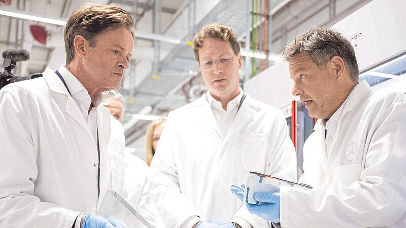 Wirtschaftsminister Robert Habeck (rechts) besuchte den Mercedes-Benz-Campus in Stuttgart. Wirtschaftsminister Robert Habeck (rechts) besuchte den Mercedes-Benz-Campus in Stuttgart.