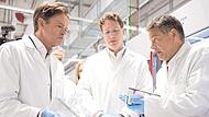 Wirtschaftsminister Robert Habeck (rechts) besuchte den Mercedes-Benz-Campus in Stuttgart.