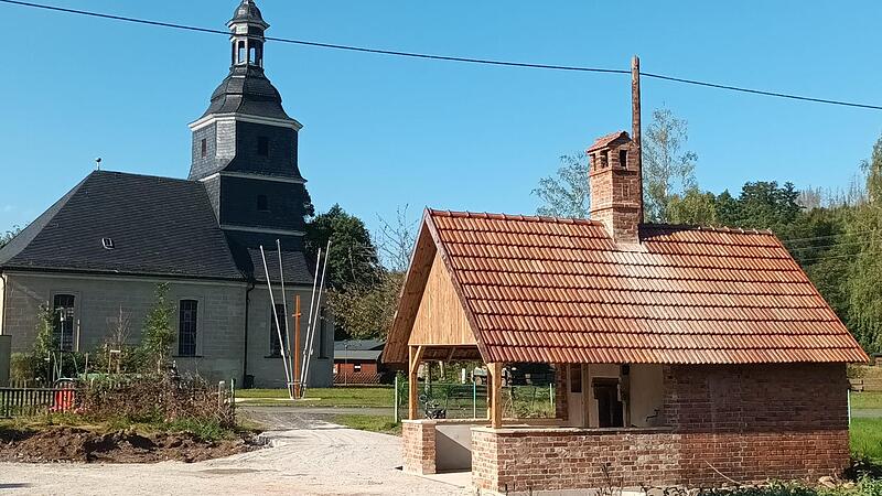 In den Aufbau eines alten &bdquo;Backh&auml;uslas&ldquo; wurde sehr viel freiwillige Arbeitszeit investiert. Erstes selbst gebackenes Brot wird es sp&auml;testens an den Festtagen geben.