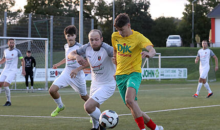 Aktuell kaum zu halten: DJK-Offensivakteur Sebastian Zweyer (rechts). Aktuell kaum zu halten: DJK-Offensivakteur Sebastian Zweyer (rechts).
