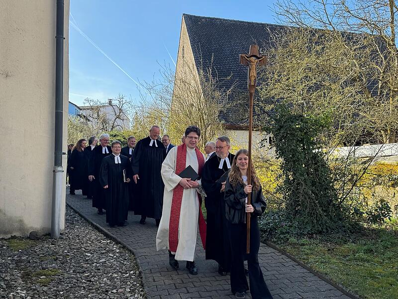 Nach dem Gottesdienst in Kleinweisach ziehen die Geistlichen aus der Kirche aus.