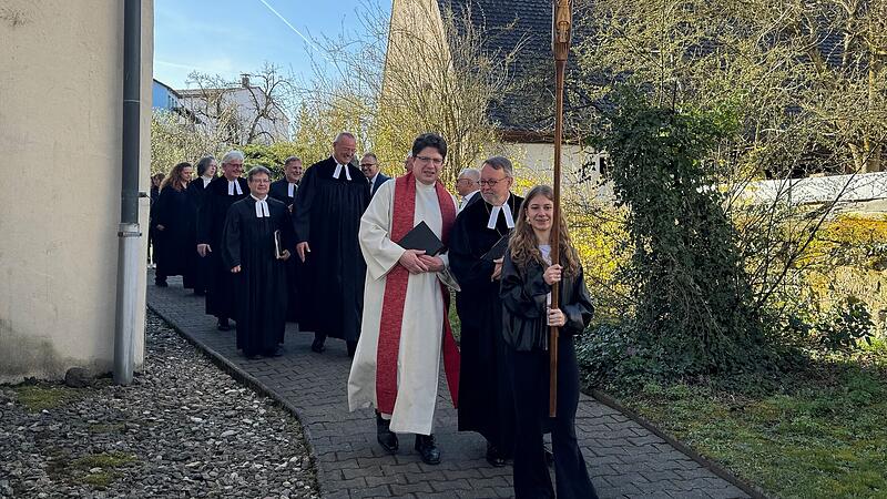 Nach dem Gottesdienst in Kleinweisach ziehen die Geistlichen aus der Kirche aus.