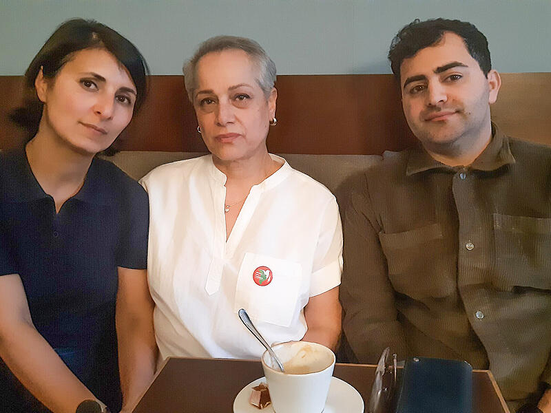 Nina Afschari (l.), Shoreh Bijangi (m.) und Karo wurden im Iran geboren.