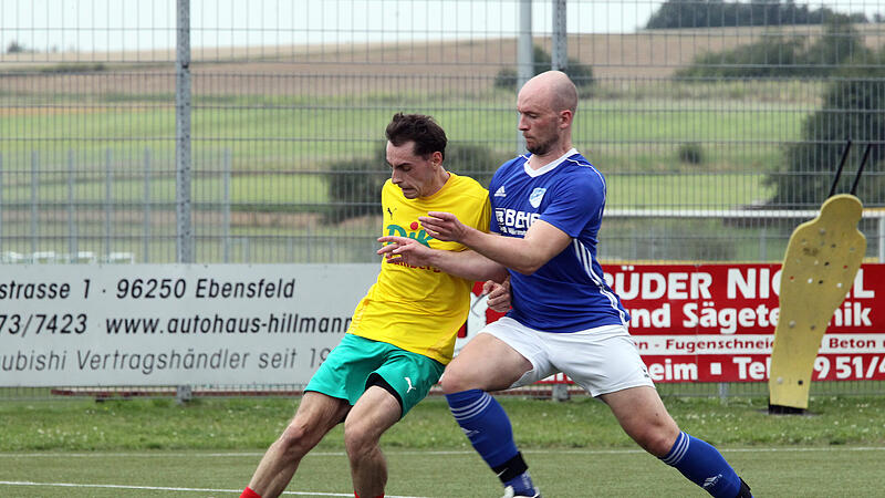 Der Bamberger Niklas Langheinrich im Zweikampf mit dem Rattelsdorfer Simon Bergmann