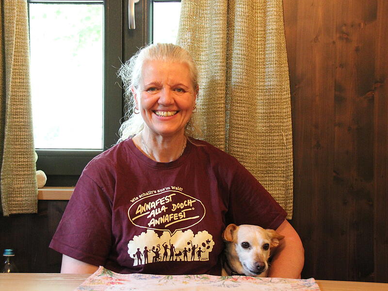 Lokale Lokale: Birgit Hempel im Kellerwald Birgit Hempel ist Wirtin des Schindlerkellers und liebt ihren Beruf, das Annafest und den Duft der Bäume. Aber sie übt auch Kritik an ungeduldigen Gästen und fehlender Tradition.
