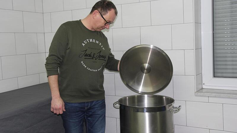 Thomas Fleischmann kocht Leitungswasser in der Küche seiner Gaststätte ab.Forchheim & Fränkische Schweiz Thomas Fleischmann kocht Leitungswasser in der Küche seiner Gaststätte ab.Forchheim & Fränkische Schweiz