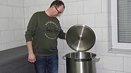 Thomas Fleischmann kocht Leitungswasser in der Küche seiner Gaststätte ab.Forchheim & Fränkische Schweiz Thomas Fleischmann kocht Leitungswasser in der Küche seiner Gaststätte ab.Forchheim & Fränkische Schweiz