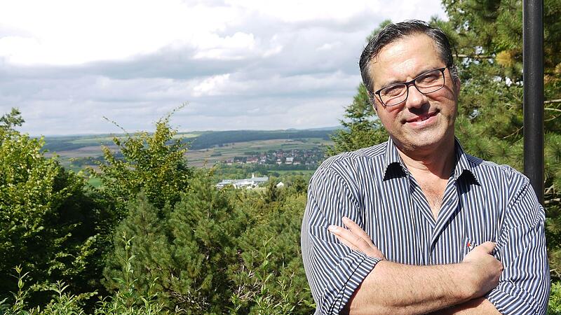 Da ist er daheim: Rainer M&ouml;bus am Gipfel des Georgenberges bei Bad Rodach. - Foto: Berthold K&ouml;hler