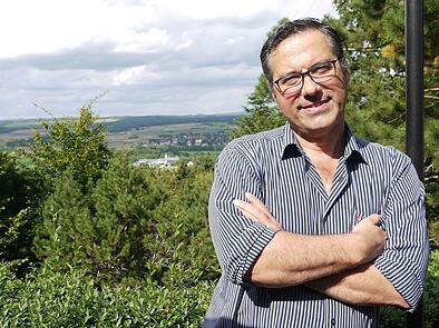 Da ist er daheim: Rainer Möbus am Gipfel des Georgenberges bei Bad Rodach. - Foto: Berthold Köhler