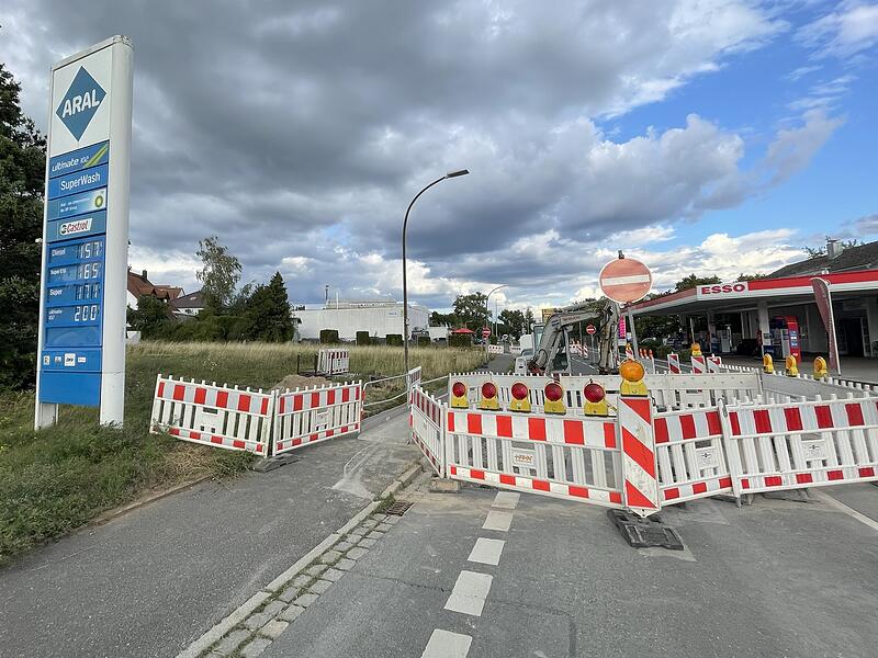 Im Gewerbegebiet wird eine neue B&auml;ckereifiliale gebaut. An zwei Tankstellen in der Erlanger Stra&szlig;e gelegen, d&uuml;rfte sich der Drive-in Schalter f&uuml;r die Der-Beck-Filiale rentieren.