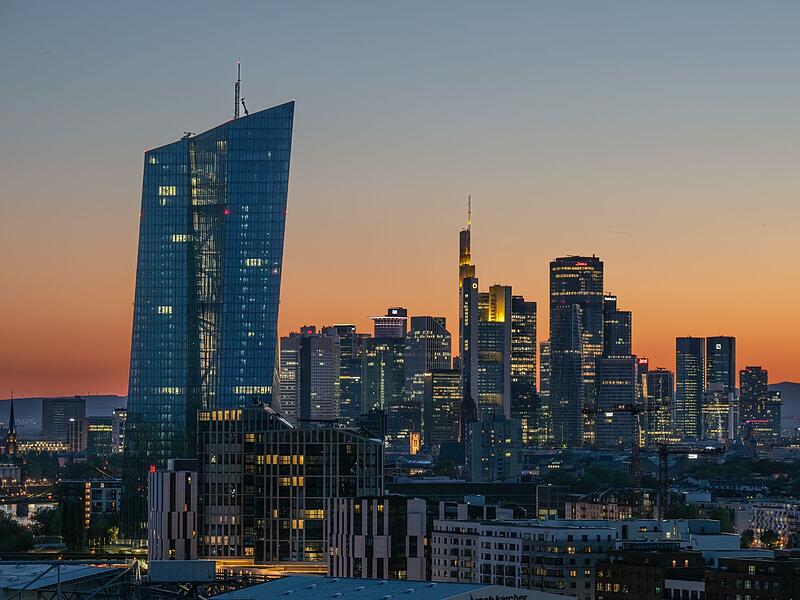 EZB vor Bankenskyline Frankfurt