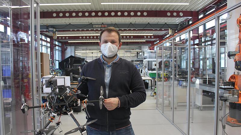 Christian Hofmann forscht an der FAU mit Drohnen, die unter anderem in der Logistik zum Einsatz kommen sollen. Christian Hofmann forscht an der FAU mit Drohnen, die unter anderem in der Logistik zum Einsatz kommen sollen.