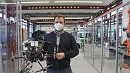 Christian Hofmann forscht an der FAU mit Drohnen, die unter anderem in der Logistik zum Einsatz kommen sollen.