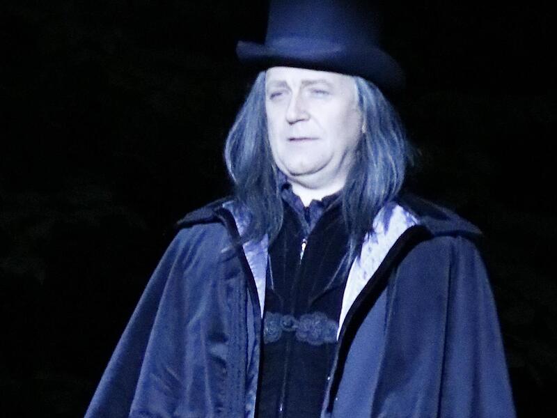 Hinter dem Äußeren eines Gentleman verbirgt Graf Dracula (Sigurd Sundby) sein wahres Wesen.