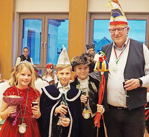 Das Hirschaider Kinderprinzenpaar Ria I. und Jonah I. mit ihrem Hofmarschall Theo strahlten mit Hirschaids B&uuml;rgermeister Klaus Homann um die Wette, nachdem das Rathaus vom Hirschaider Narrenvolk gest&uuml;rmt wurde.