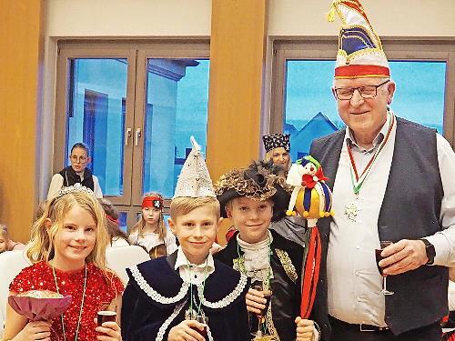 Das Hirschaider Kinderprinzenpaar Ria I. und Jonah I. mit ihrem Hofmarschall Theo strahlten mit Hirschaids B&uuml;rgermeister Klaus Homann um die Wette, nachdem das Rathaus vom Hirschaider Narrenvolk gest&uuml;rmt wurde.