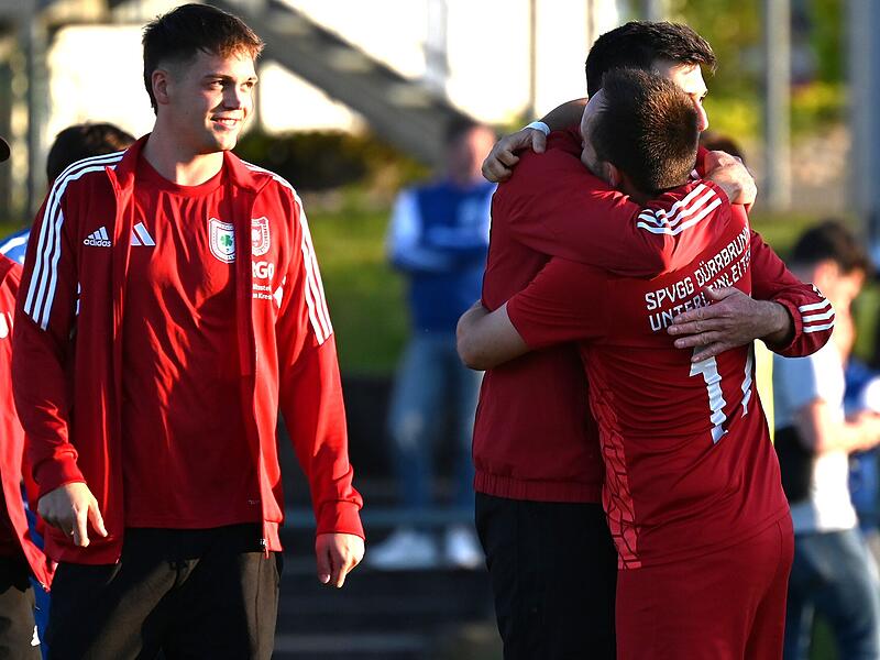 Große Freude bei der SpVgg Dürrbrunn-Unterleinleiter. Mit 4:2 siegte der Verein über den TSV Brand, schickte den Gegner in die Kreisklasse und hielt selbst die Klasse. Große Freude bei der SpVgg Dürrbrunn-Unterleinleiter. Mit 4:2 siegte der Verein über den TSV Brand, schickte den Gegner in die Kreisklasse und hielt selbst die Klasse.