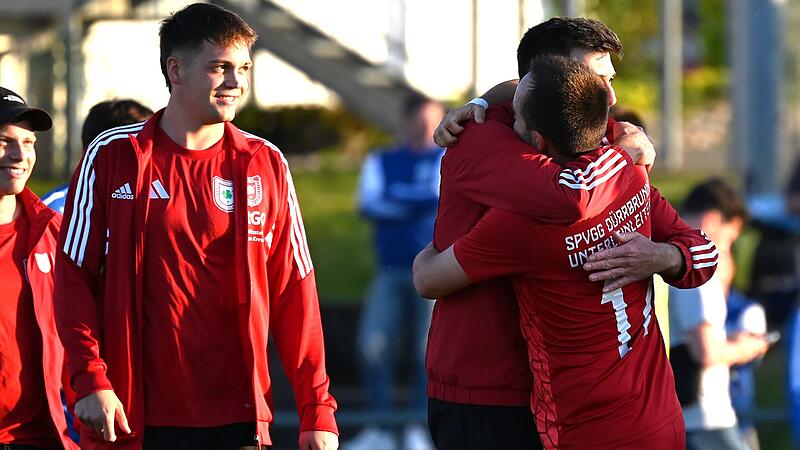 Große Freude bei der SpVgg Dürrbrunn-Unterleinleiter. Mit 4:2 siegte der Verein über den TSV Brand, schickte den Gegner in die Kreisklasse und hielt selbst die Klasse. Große Freude bei der SpVgg Dürrbrunn-Unterleinleiter. Mit 4:2 siegte der Verein über den TSV Brand, schickte den Gegner in die Kreisklasse und hielt selbst die Klasse.