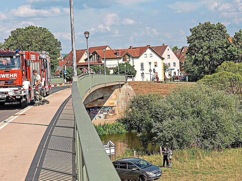Die Feuerwehr sperrte das Ufer wegen Schaulustigen ab. Die Feuerwehr sperrte das Ufer wegen Schaulustigen ab.