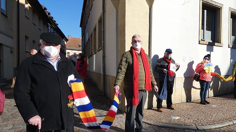 Auch (von links) Pfarrer Rudolf Theiler und die B&uuml;rgermeister Helmut Dietz (Untermerzbach) und Karl-Heinz Kandler (Kirchlauter) zeigten mit ihrer Anwesenheit Flagge und demonstrierten gegen den Krieg in der Ukraine und f&uuml;r ein friedliches Miteinander.