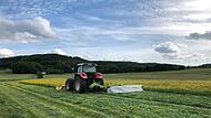 Traktor mit Mähwerk Traktor mit Mähwerk