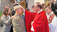 Albert Müller erteilt hier das Sakrament der Firmung an Vincent Hauck; rechts im Bild ist Pfarrer Richard Reis zu sehen.Susanne Deuerling Albert Müller erteilt hier das Sakrament der Firmung an Vincent Hauck; rechts im Bild ist Pfarrer Richard Reis zu sehen.Susanne Deuerling