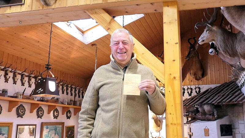 Werner Paltian schaute immer nach vorne, hat allerdings auch viel, worauf er zurückblicken kann. In der von ihm umgebauten Festscheune hängen zig präparierte Jagdtrophäen aus aller Herren Länder. Auch seine erste Lohntüte hat er noch. Werner Paltian schaute immer nach vorne, hat allerdings auch viel, worauf er zurückblicken kann. In der von ihm umgebauten Festscheune hängen zig präparierte Jagdtrophäen aus aller Herren Länder. Auch seine erste Lohntüte hat er noch.