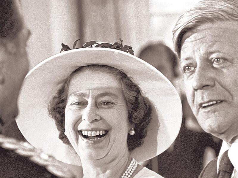 Zu Besuch in Deutschland: 1978 unterh&auml;lt sich K&ouml;nigin Elizabeth II. auf dem Empfang des Senats im Schloss Charlottenburg mit dem damaligen Bundeskanzler Helmut Schmidt (r.) und dem britischen Stadtkommandanten Robert F. Richardson.