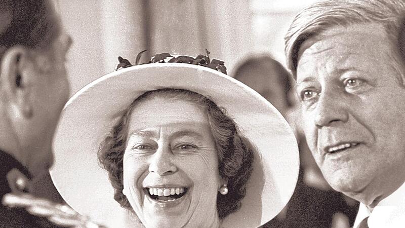 Zu Besuch in Deutschland: 1978 unterh&auml;lt sich K&ouml;nigin Elizabeth II. auf dem Empfang des Senats im Schloss Charlottenburg mit dem damaligen Bundeskanzler Helmut Schmidt (r.) und dem britischen Stadtkommandanten Robert F. Richardson.