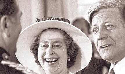 Zu Besuch in Deutschland: 1978 unterh&auml;lt sich K&ouml;nigin Elizabeth II. auf dem Empfang des Senats im Schloss Charlottenburg mit dem damaligen Bundeskanzler Helmut Schmidt (r.) und dem britischen Stadtkommandanten Robert F. Richardson.