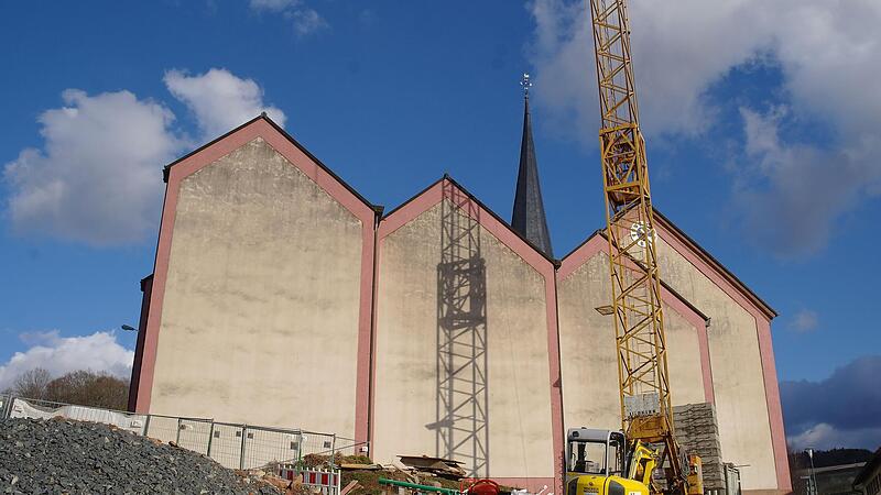 Nun ist es endlich soweit: Nach mehr als zehn Jahren der Planung wird die Mottener Kirche St. Bartholomäus verkleinert. Die beiden linken Kirchenschiffteile werden rückgebaut, vom rechten Teil sollen die Wand mit dem Glasbildnis „Blutende Herz Mar... Nun ist es endlich soweit: Nach mehr als zehn Jahren der Planung wird die Mottener Kirche St. Bartholomäus verkleinert. Die beiden linken Kirchenschiffteile werden rückgebaut, vom rechten Teil sollen die Wand mit dem Glasbildnis „Blutende Herz Mar...