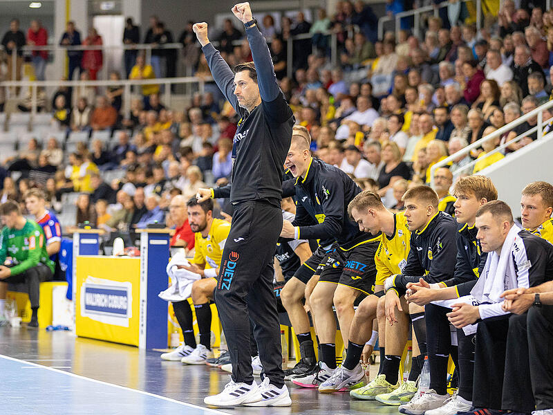 Obenauf: HSC-Trainer Anel Mahmutefendic beim Spiel gegen Balingen.