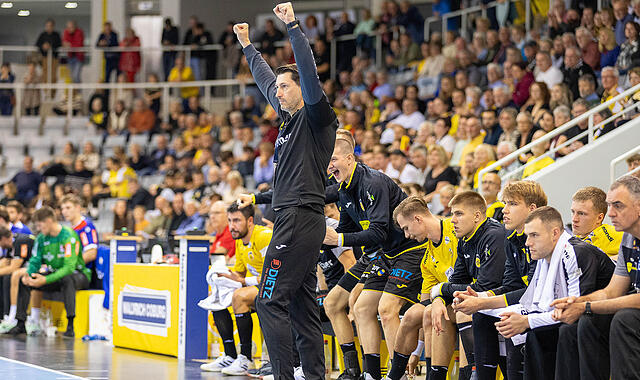 Obenauf: HSC-Trainer Anel Mahmutefendic beim Spiel gegen Balingen.
