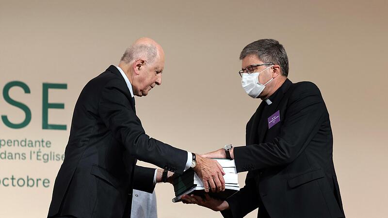 Bischof Eric de Moulins-Beaufort, Vorsitzender der Französischen Bischofskonferenz (r.), erhält den Missbrauchsbericht von Kommissionspräsident Jean-Marc Sauve. Eine Äußerung zum Beichtgeheimnis hat dem Bischof jetzt öffentliche Kritik eingetragen. Bischof Eric de Moulins-Beaufort, Vorsitzender der Französischen Bischofskonferenz (r.), erhält den Missbrauchsbericht von Kommissionspräsident Jean-Marc Sauve. Eine Äußerung zum Beichtgeheimnis hat dem Bischof jetzt öffentliche Kritik eingetragen.