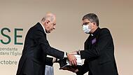 Bischof Eric de Moulins-Beaufort, Vorsitzender der Französischen Bischofskonferenz (r.), erhält den Missbrauchsbericht von Kommissionspräsident Jean-Marc Sauve. Eine Äußerung zum Beichtgeheimnis hat dem Bischof jetzt öffentliche Kritik eingetragen.