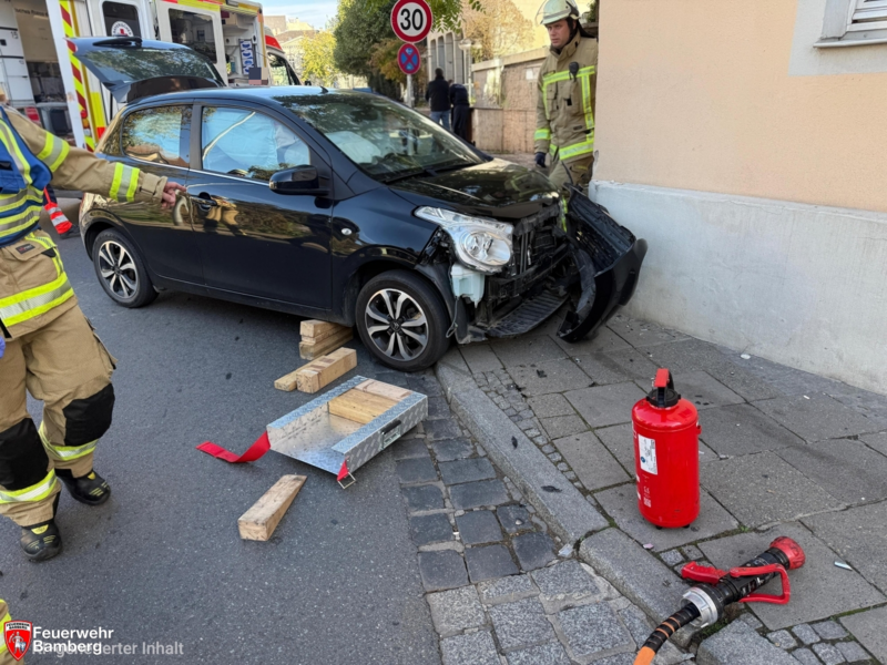 Unfall in Bamberg: Auto kracht gegen Geb&auml;ude