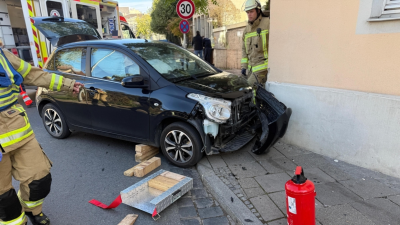 Unfall in Bamberg: Auto kracht gegen Gebäude Unfall in Bamberg: Auto kracht gegen Gebäude