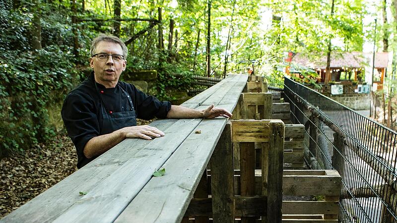 Auf der Terrasse des Eichhornkellers hat Bruno Alberti den geforderten „Sicherheitsstreifen“ errichtet. Neben explodierenden Kosten rechnen die Wirte in Forchheim aufgrund der Durchsetzung der Annafest-Auflagen durch die Stadt mit deutlichen Umsat...Forchheim & Fränkische Schweiz Auf der Terrasse des Eichhornkellers hat Bruno Alberti den geforderten „Sicherheitsstreifen“ errichtet. Neben explodierenden Kosten rechnen die Wirte in Forchheim aufgrund der Durchsetzung der Annafest-Auflagen durch die Stadt mit deutlichen Umsat...Forchheim & Fränkische Schweiz