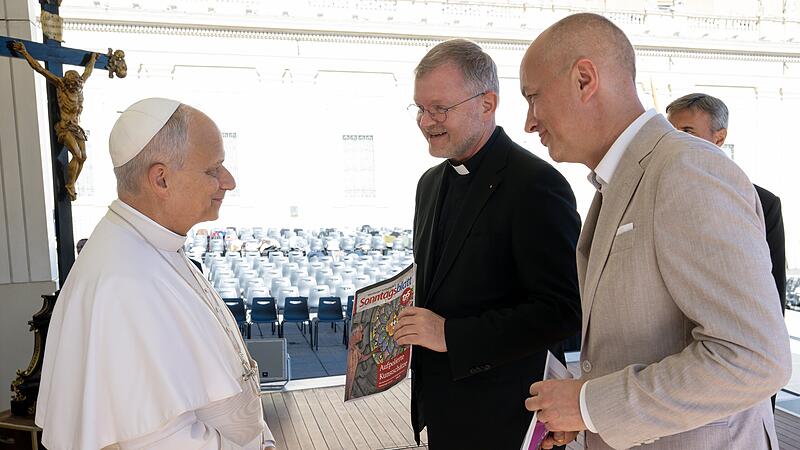 Papst Leo XIV. mit Ralf Ruppert (rechts) und Generalvikar Jürgen Vorndran